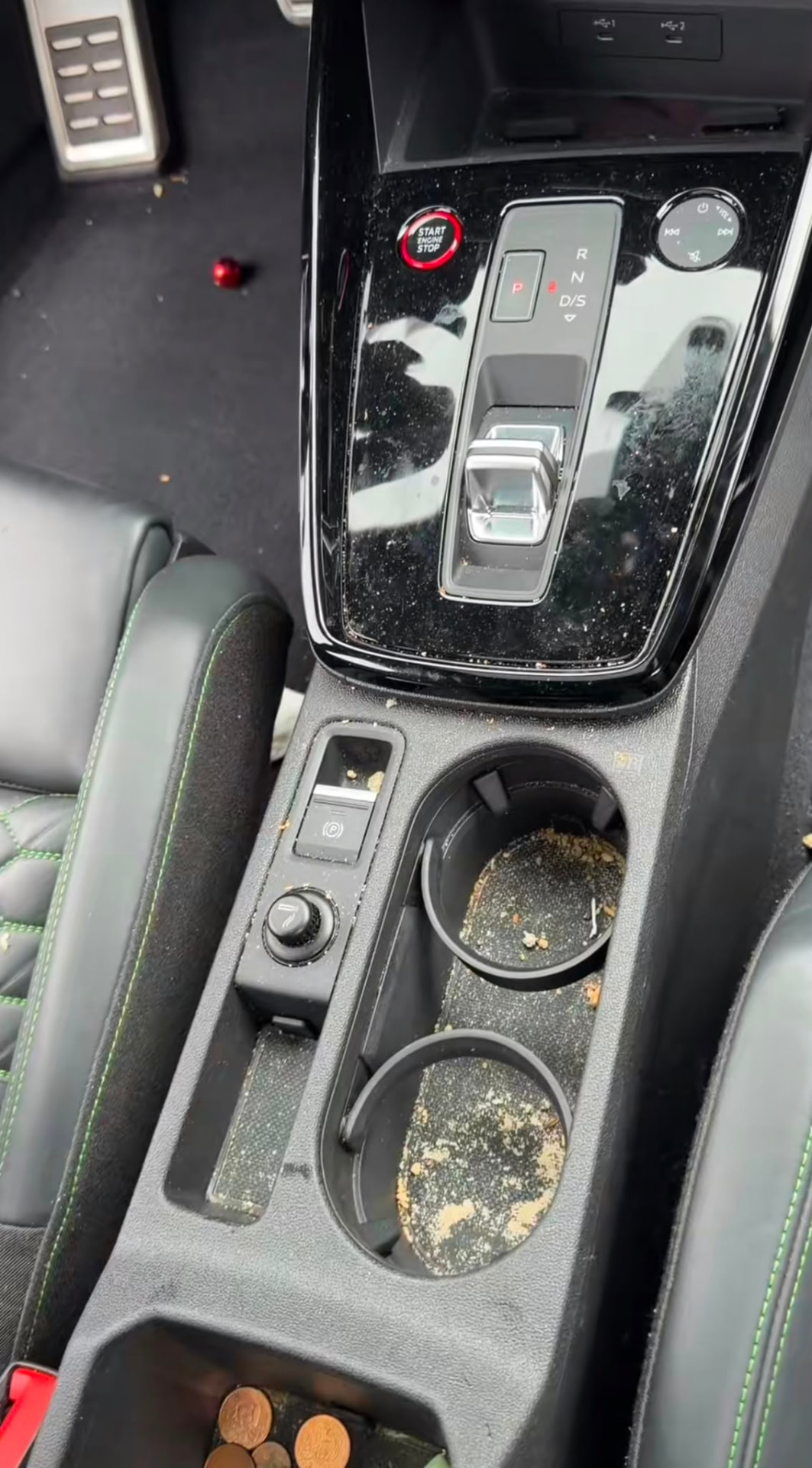 Mittelkonsole & Cupholder vor der Aufbereitung